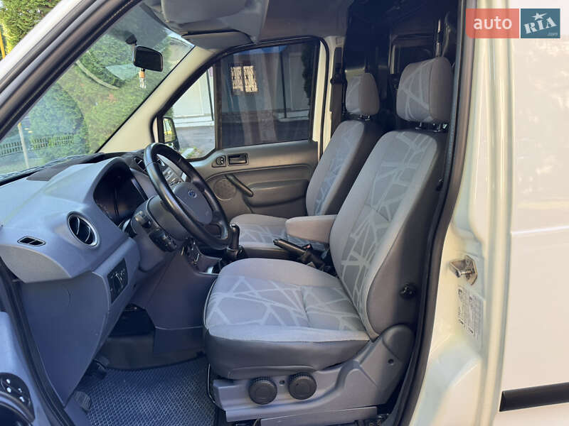 Вантажний фургон Ford Transit Connect 2009 в Кореці
