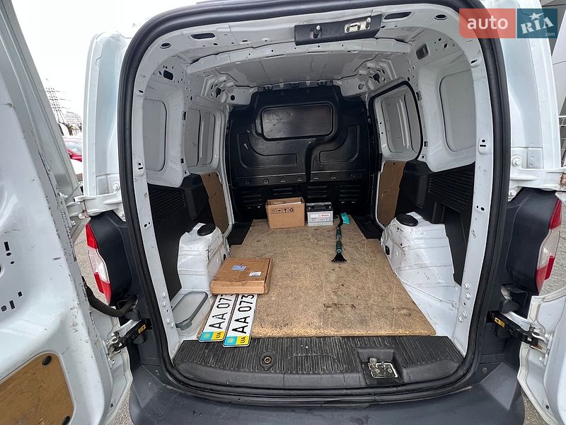 Вантажний фургон Ford Transit Courier 2014 в Києві