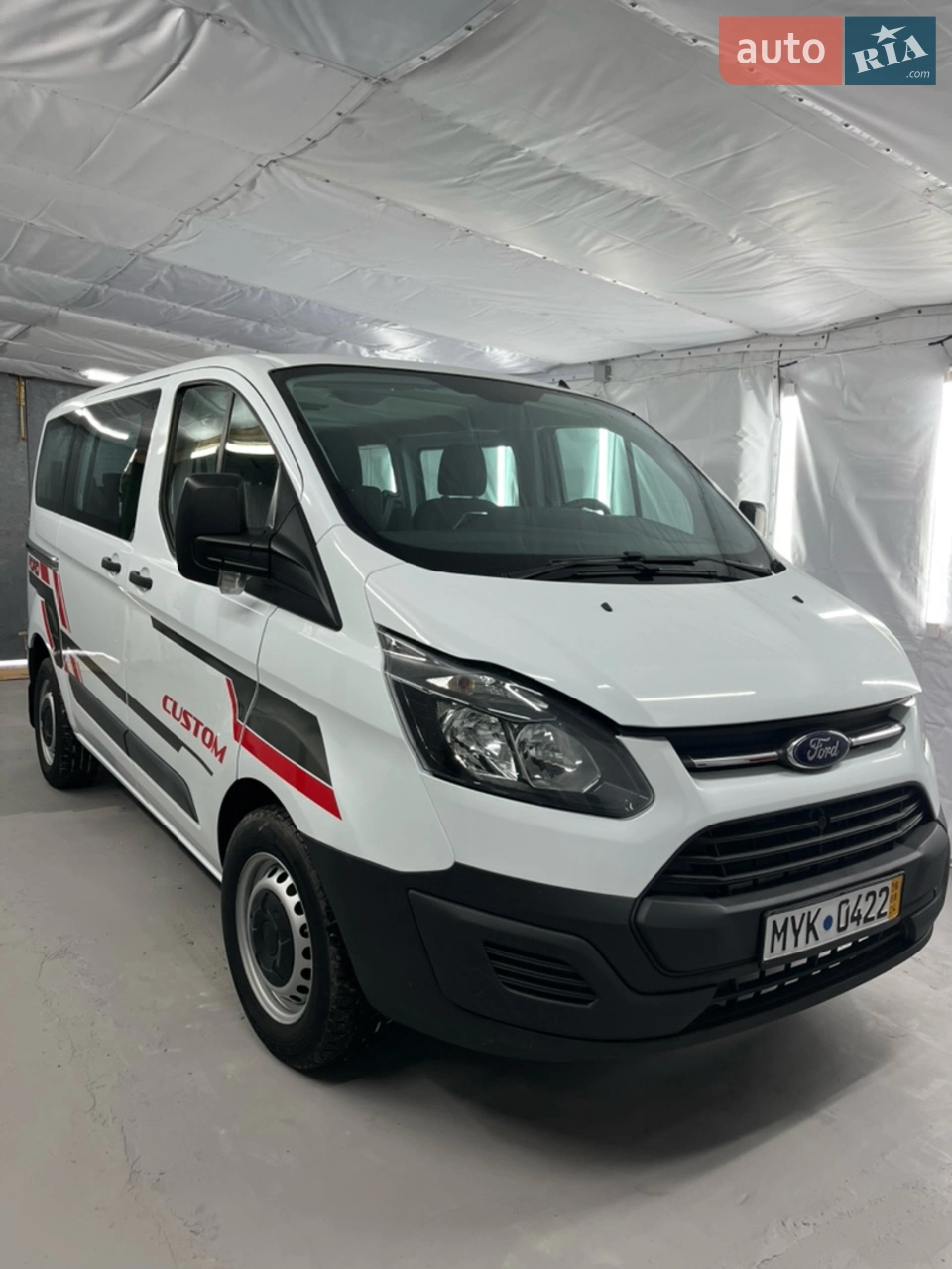 Форд транзит кастум заводський пасвжир 9 мість,розмитнений,100% рідний пробіг,двигун та коробка у відмінному стані,ходова збита нічого не гримить не скрипить,комфортне авто для сімʼї та відпочинку,багатофункціональні сідушки бистро знімаюця та ставляця,кузов без рижиків та подряпин і соколів,хороша комплектація. Телефонуйте детально розповім за телефоном, якщо не в зоні то телефонуйте на вайбер