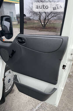 Грузовой фургон Ford Transit 2003 в 
