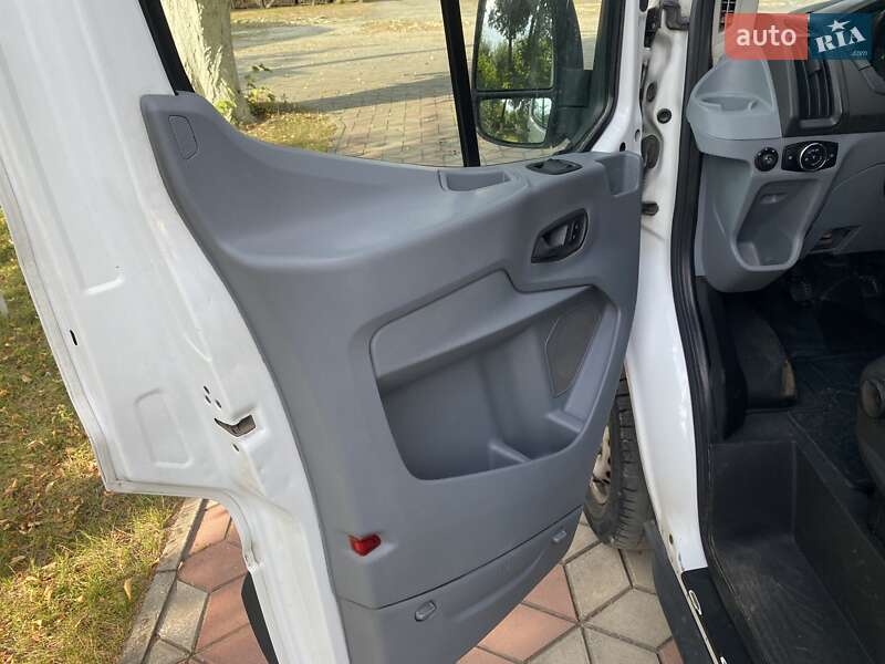 Вантажний фургон Ford Transit 2015 в Луцьку