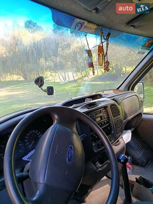 Вантажний фургон Ford Transit 2002 в Почаєві