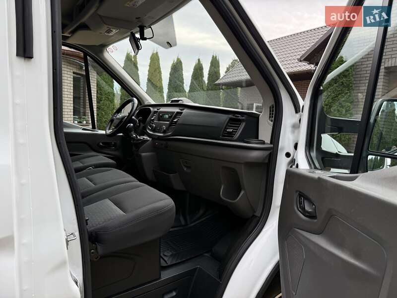 Вантажний фургон Ford Transit 2021 в Радивиліві