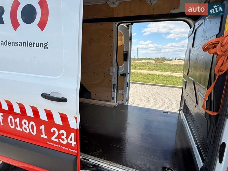 Вантажний фургон Ford Transit 2017 в Львові