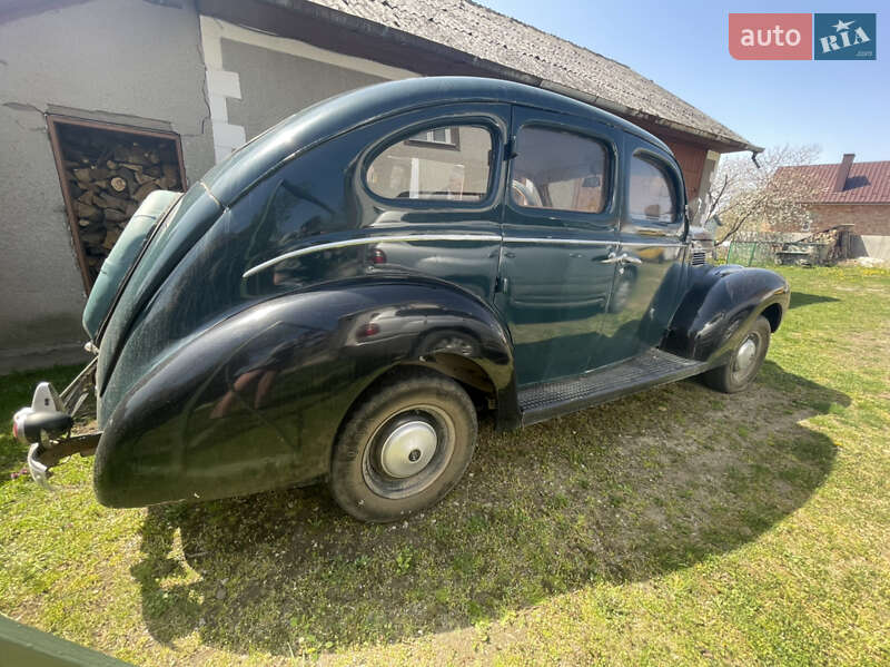 Седан Ford V8 1938 в Чернівцях