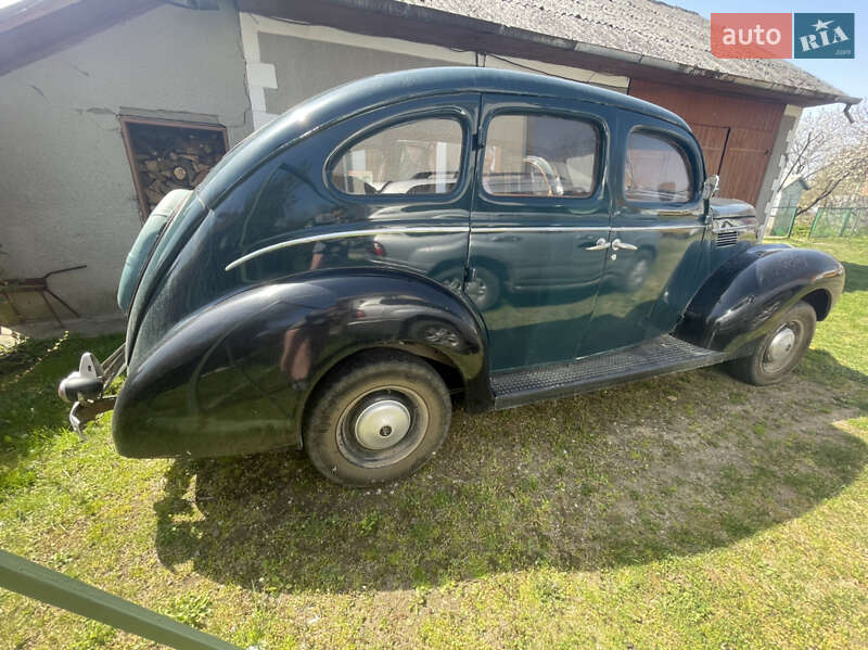 Седан Ford V8 1938 в Чернівцях
