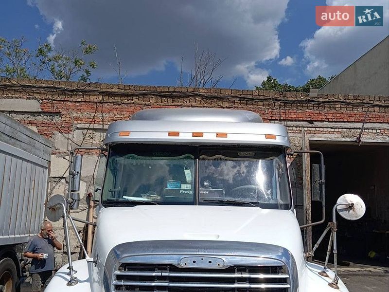 Тягач Freightliner Conventional 2000 в Измаиле