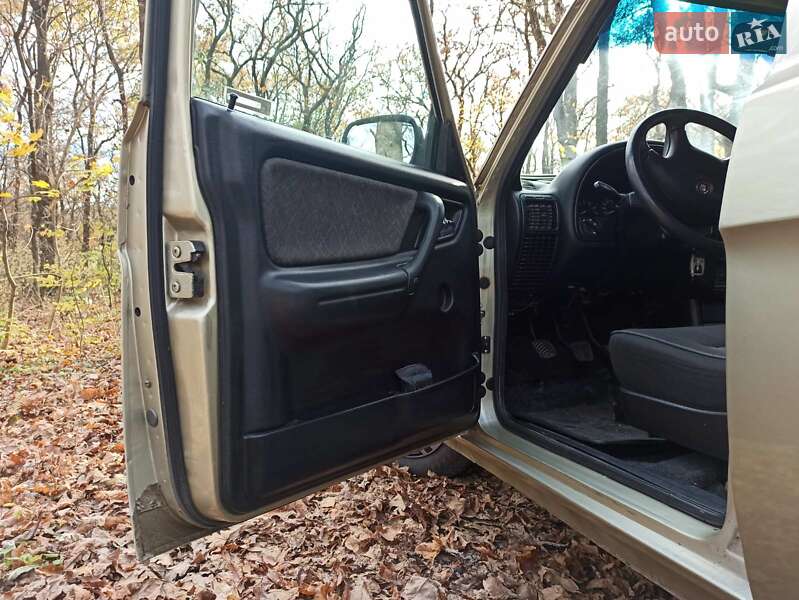 Седан ГАЗ 31105 Волга 2004 в Новомосковську