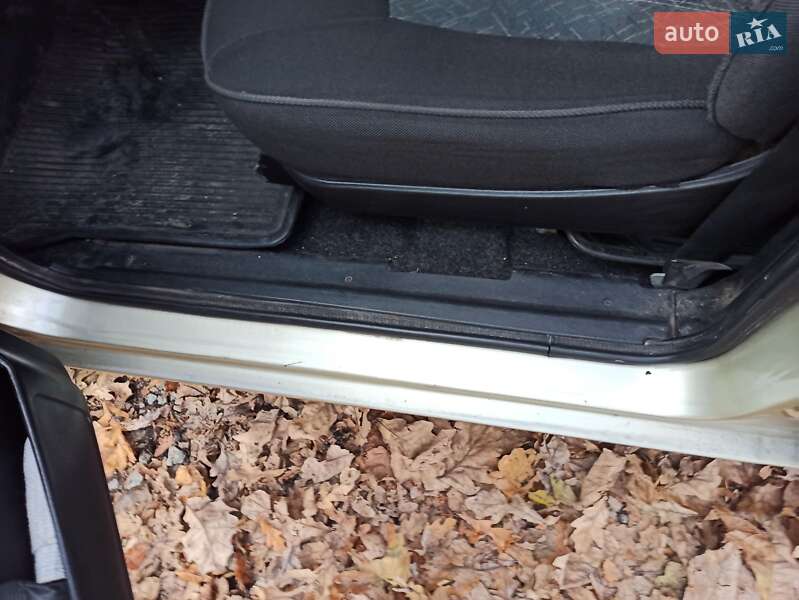 Седан ГАЗ 31105 Волга 2004 в Новомосковську