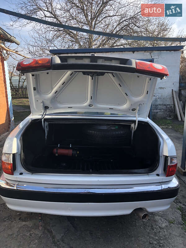 Седан ГАЗ 31105 Волга 2008 в Кривом Роге