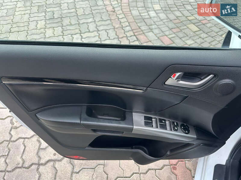 Хэтчбек Geely Emgrand 7 (EC7) 2013 в Сокале фото 15 Хэтчбек Geely Emgrand 7 (EC7) 2013 в Сокале