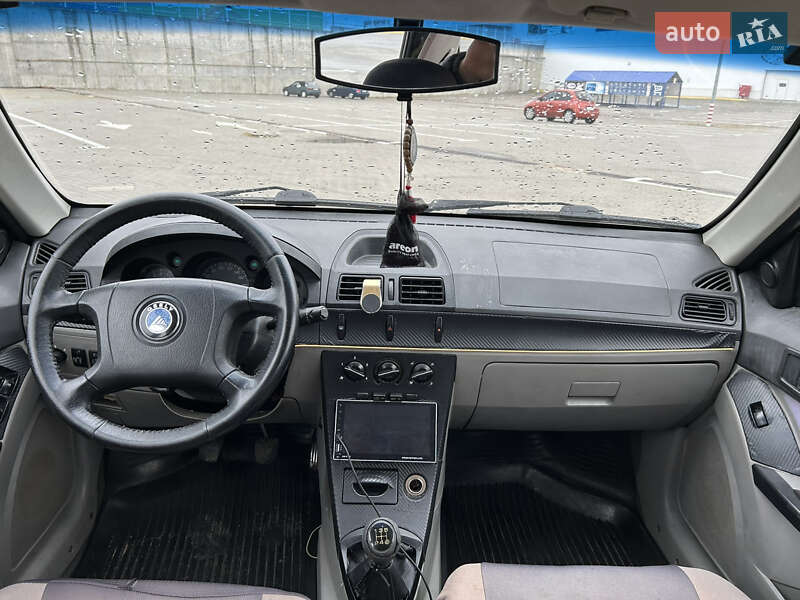 Хэтчбек Geely MR 2008 в Авангарде