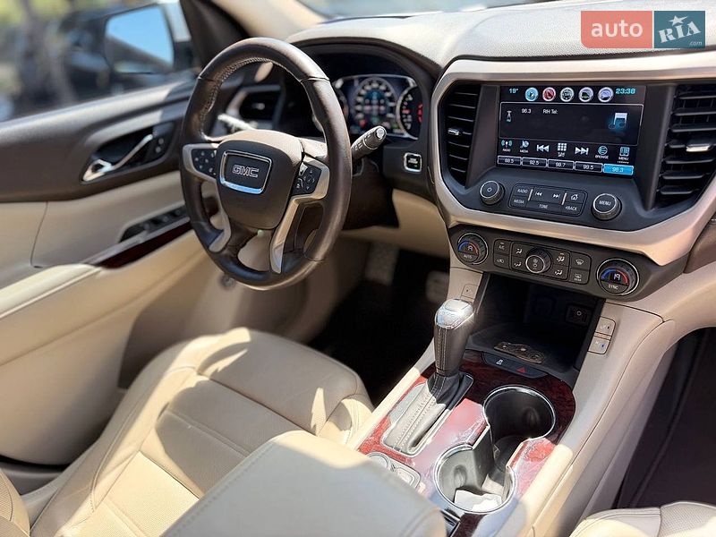 Внедорожник / Кроссовер GMC Acadia 2016 в Кривом Роге