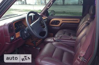 Внедорожник / Кроссовер GMC Suburban 1996 в 