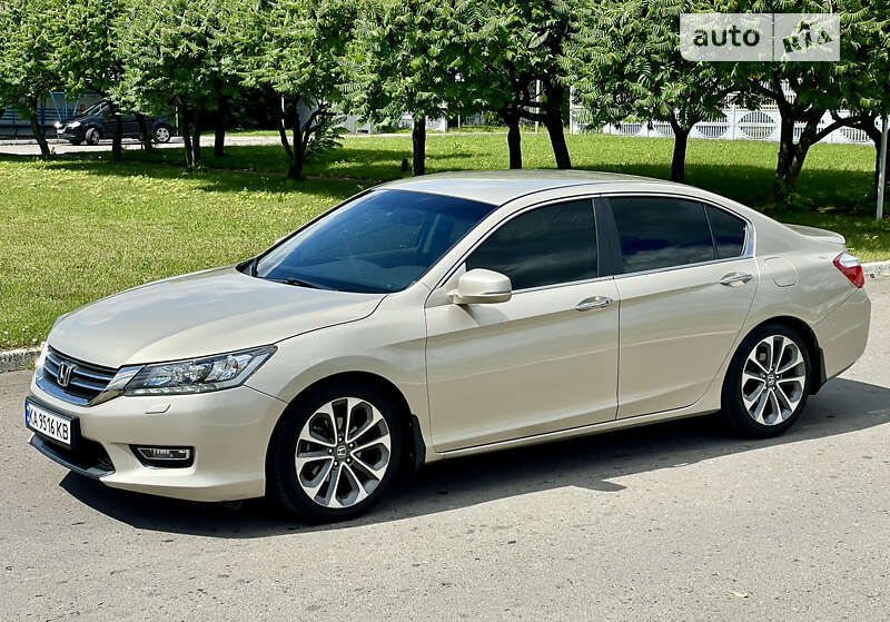 Седан Honda Accord 2013 в Ровно