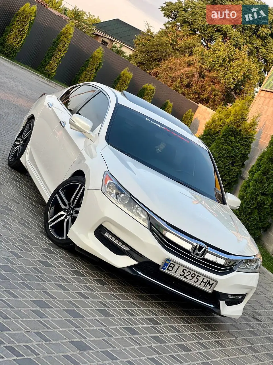 Honda Accord 9 покоління в рестайлінгу в комлектації sport. Двигун 2.4 190 к/с з прямим вприском I-vtec та надійним японським акпп варіатором фірми JATKO. Автомобіль був привезений з Канади з мінімальними пошкодженнями. 
Повністю обслужений. 
Автомобіль у відмінному стані, працює абсолютно все