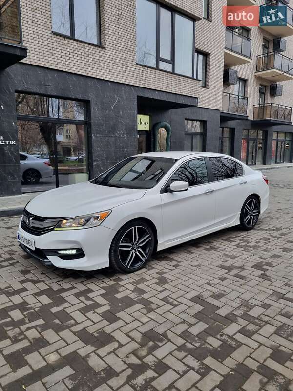 Седан Honda Accord 2015 в Ужгороді