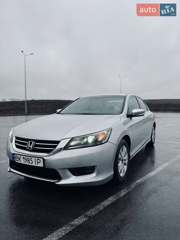 Седан Honda Accord 2014 в Ровно