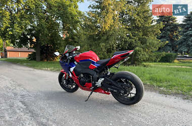 Спортбайк Honda CBR 1000RR 2023 в 