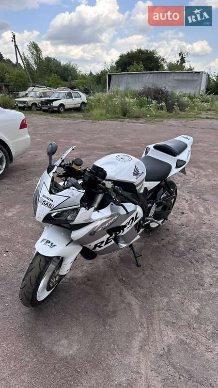 Спортбайк Honda CBR 1000RR 2004 в Горохове
