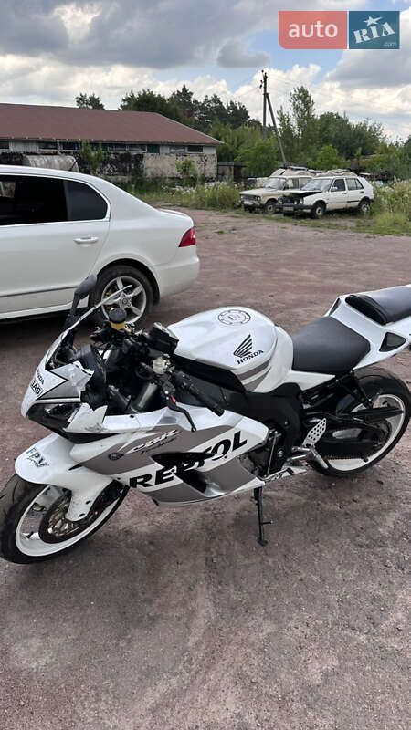 Спортбайк Honda CBR 1000RR 2004 в Горохове