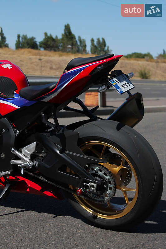Спортбайк Honda CBR 1000RR 2022 в Одессе фото 12 Спортбайк Honda CBR 1000RR 2022 в Одессе