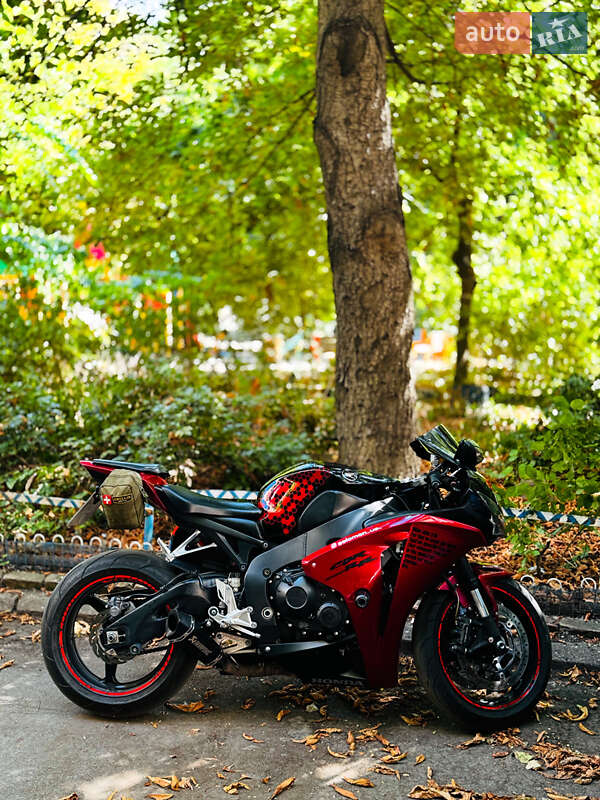 Спортбайк Honda CBR 1000RR 2010 в Одесі фото 32 Спортбайк Honda CBR 1000RR 2010 в Одесі