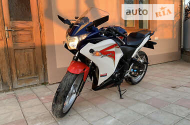 Спортбайк Honda CBR 250R 2011 в Чернівцях