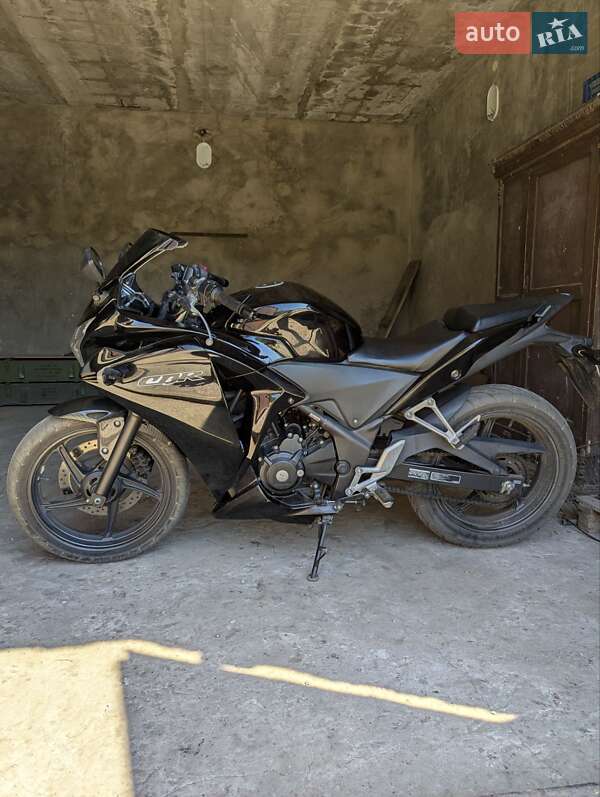 Спортбайк Honda CBR 250R 2013 в 