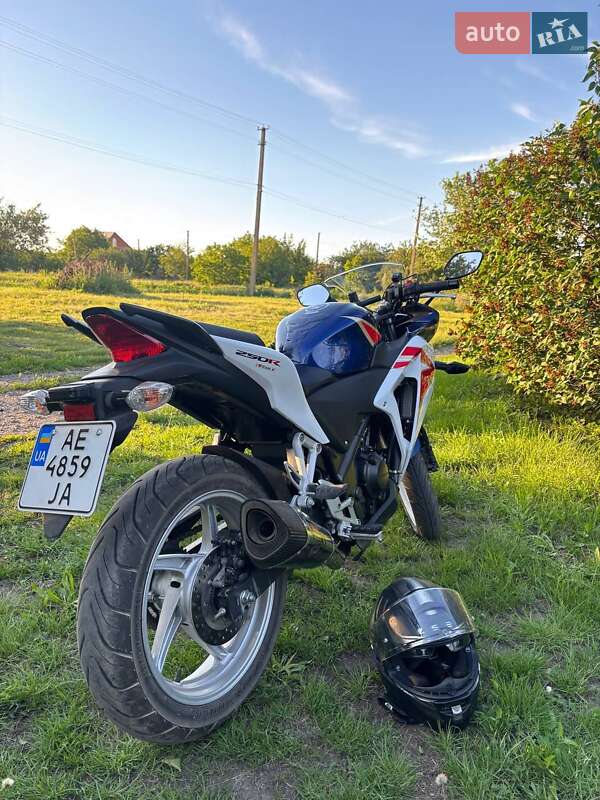 Спортбайк Honda CBR 250R 2011 в Каменском фото 7 Спортбайк Honda CBR 250R 2011 в Каменском