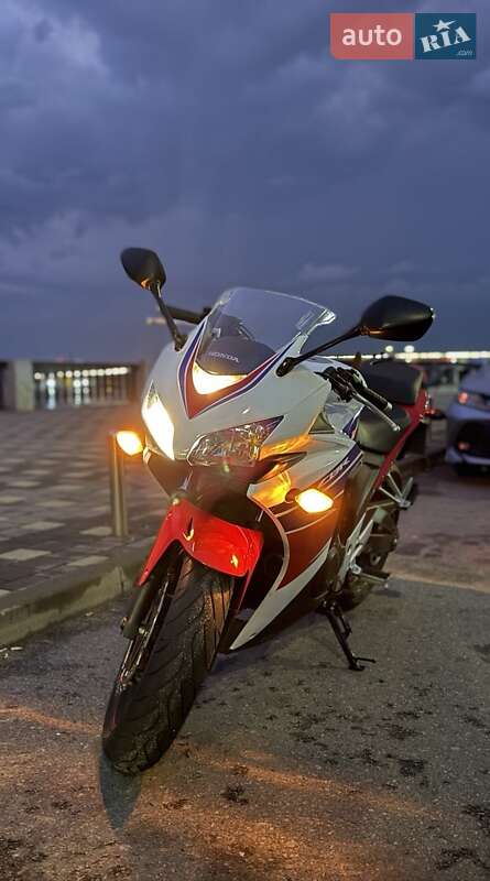 Спортбайк Honda CBR 400R 2013 в 