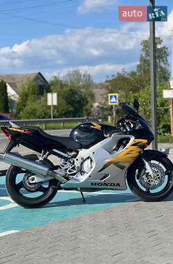 Мотоцикл Классик Honda CBR 600F 2000 в 