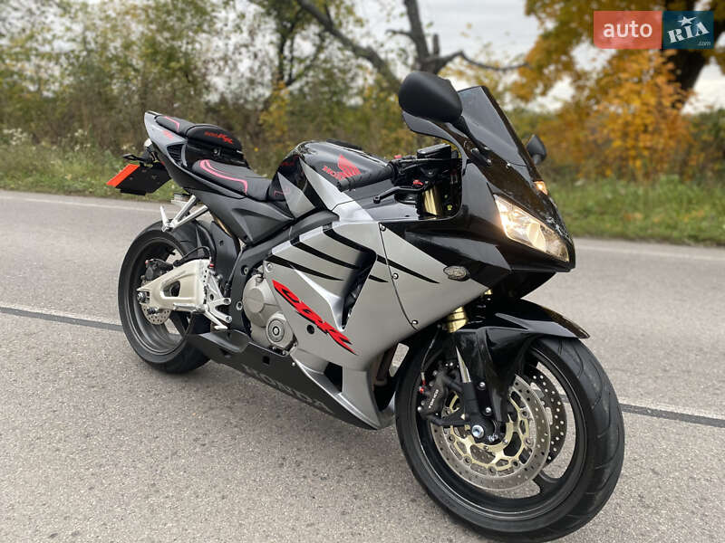 Спортбайк Honda CBR 600RR 2005 в  фото Спортбайк Honda CBR 600RR 2005 в