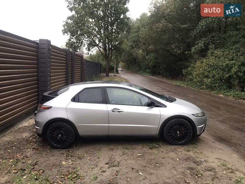 Хэтчбек Honda Civic 2006 в 
