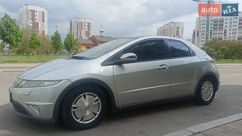 Хэтчбек Honda Civic 2006 в Вишневом