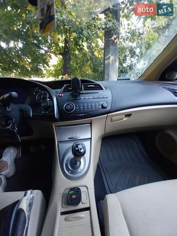 Хэтчбек Honda Civic 2006 в Вишневом