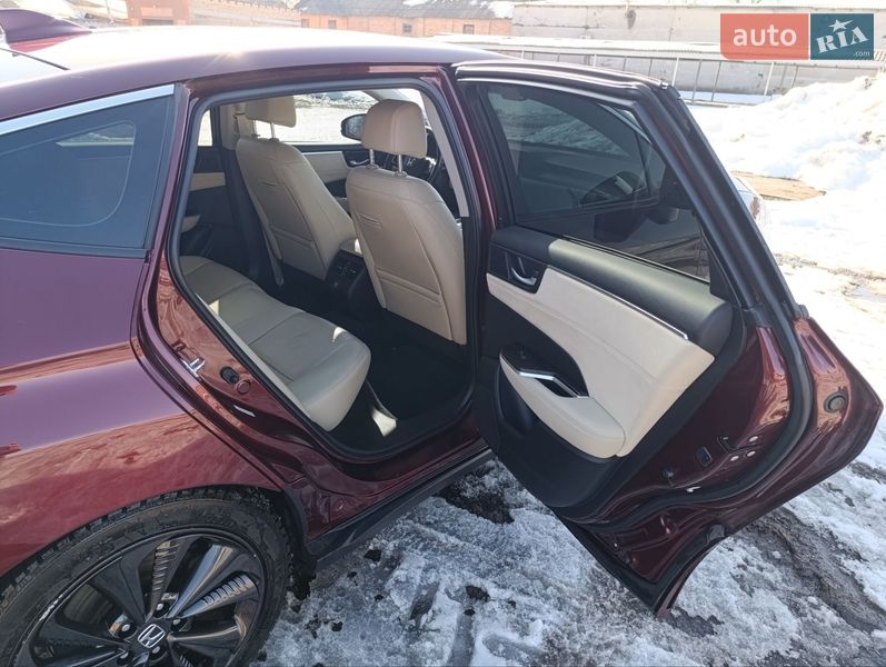 Седан Honda Clarity 2017 в Ромнах