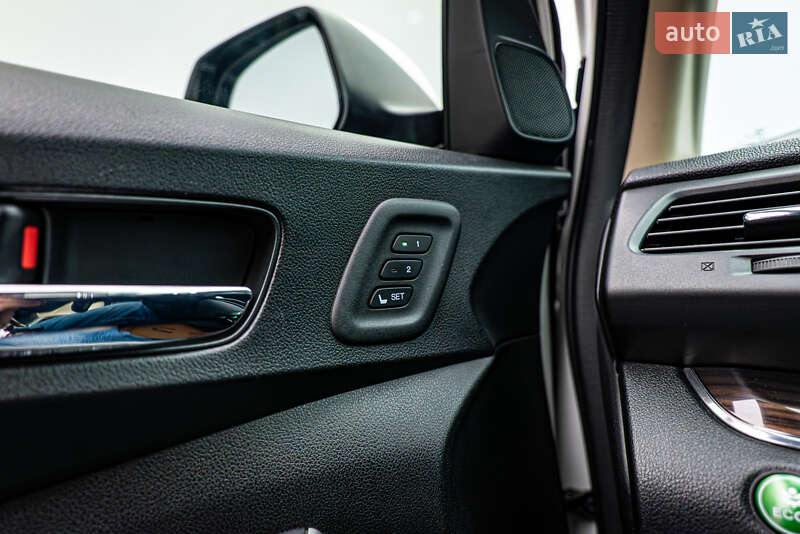 Позашляховик / Кросовер Honda CR-V 2015 в Києві