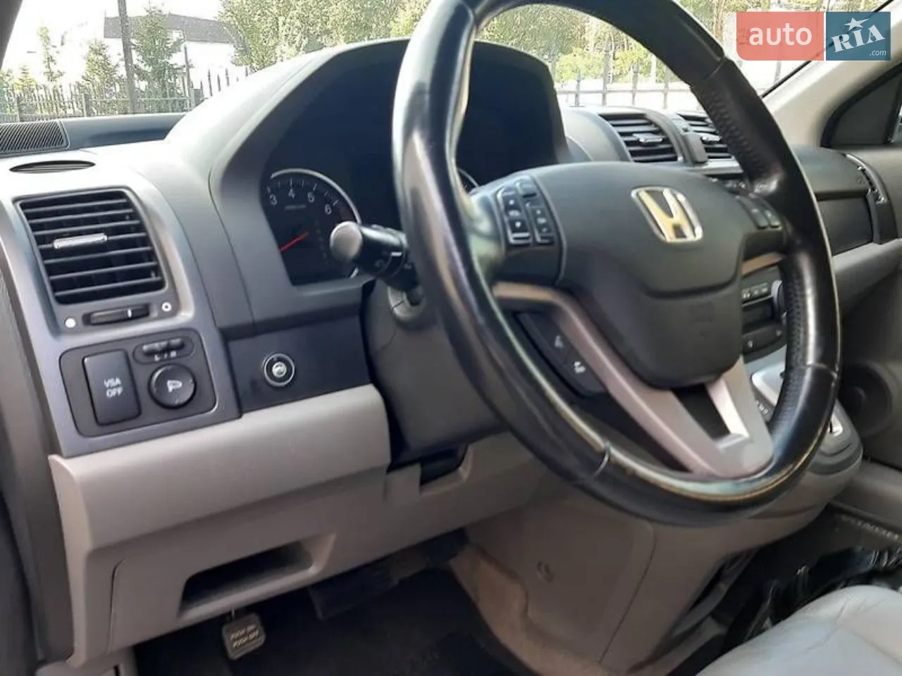 Автомобіль у доброму технічному стані, щоденно їздить без нарікань. Двигун і коробка працюють рівно, підвіска без сторонніх звуків.
По кузову є незначні косметичні нюанси, відповідні до віку авто, на їзду та безпеку не впливають. Салон доглянутий.
Машина доглядалась, своєчасно обслуговувалась. Гарний варіант для тих, хто шукає надійний автомобіль за адекватну ціну.