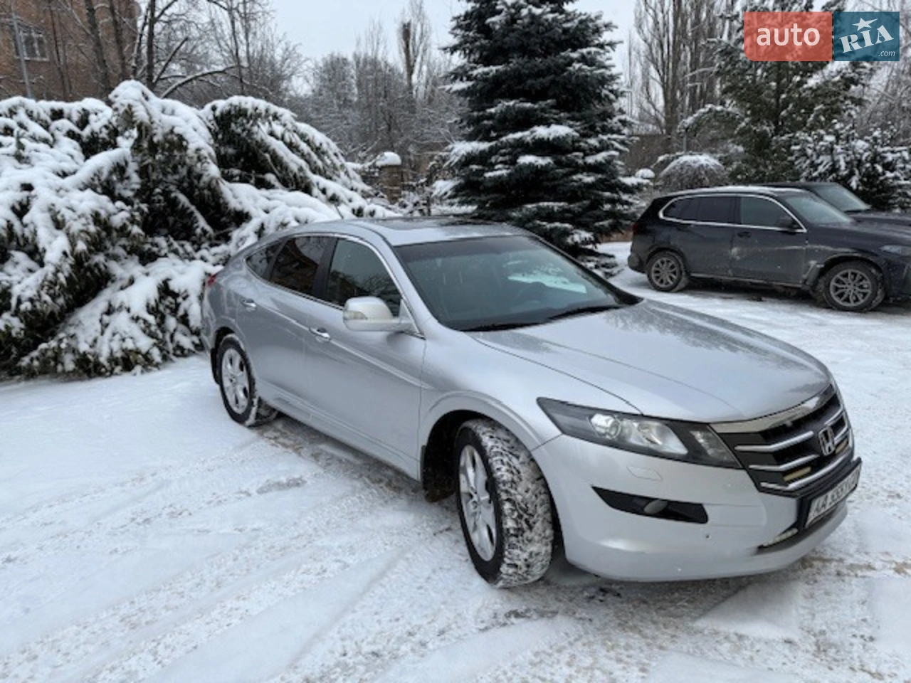 Офіційне авто для Європи в гарному стані , своєчасне обслуговування виключно на сервісі Хонда. Повністю прозора історія, всі акти про виконання робіт наявні. Два ключі. Пробіг рідний на 100%. Машина в максимальній комплектації, поточних вкладень не потребує. На авто при покупці додатково встановлено поліпшений монітор з навігацією, здійснено роботи по додатковій обезшумці, встановлено передні парктроніки, охоронна сигналізація через супутник (Benish GPS, але згодом відключена).  Авто в салоні дуже тихе при поїздках, комфортне та потужне. Автоматично підключається повний привід.  Ближнє світло - рідний ксенон, протитумані фари - LED. Світло шикарне.
2 власник з 2013 року. Перший власник (товариш) користувався 6 місяців і авто проїхало близько 7 тис.км. 
За 13 років користування окрім регламентних робіт виконані наступні важливі ремонти: заміна клапана VCM (протікання прокладки), заміна генератора, видалені каталізатори на спеціалізованому сервісі ( пробіг 320 т.км) з встановленням замінників та заміна 2 глушників (зношення), ремонт коробки на спеціалізованому сервісі (ще діє гарантія на коробку 1 рік).
Торг можливий. Переоформлення виключно в сервісному центрі, довіренність не розглядаю. 

