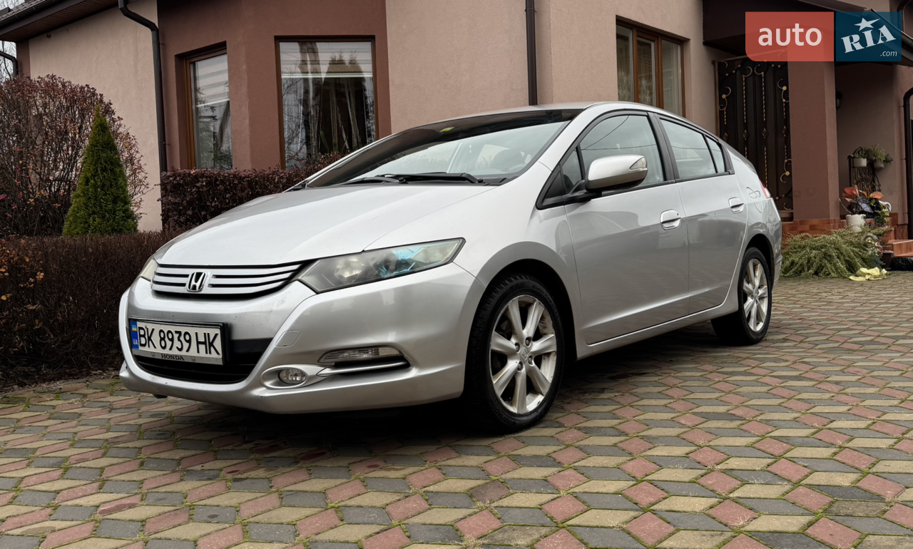 Honda Insight 2009
 • Дуже економний автомобіль.
 • Компактні габарити й хетчбек — зручний для повсякденних поїздок.
 • Надійність Honda, простота конструкції гібридної системи.


Загальні характеристики
 • Це друге покоління Honda Insight
 • Кузов — хетчбек, 5 дверей, розрахований на 5 пасажирів.  
 • Передній привід (FWD).  

Двигун і гібридна система
 • Двигун: бензиновий 4-циліндровий 1.3 л i-VTEC.  
 • Гібридна система: mild-гібрид — є електромотор, який підключається через систему IMA (Integrated Motor Assist).  
 • Потужність:  88 кВт
 • Коробка передач: CVT-варіатор.  

Розміри та практичність
 • Довжина: ~4 396 мм; ширина: ~1 695 мм; висота: ~1 425 мм.  
 • Колісна база: ~2 545 мм.  
 • Бак палива: 40 л.  
 • Багажний простір: близько 408 л, а при складених задніх сидіннях — до ~1 017 л. 

?Перша власниця в Україні. 
?Все працює без нарікань. 
?Авто доглянуте, вчасно обслуговувалось. 
?Є зимова та літня гума.
