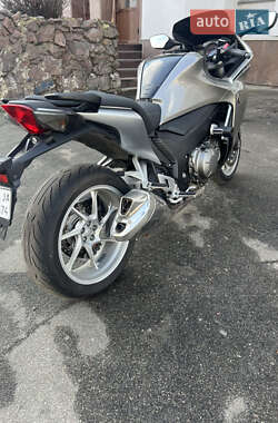 Мотоцикл Спорт-туризм Honda VFR 1200F 2010 в 