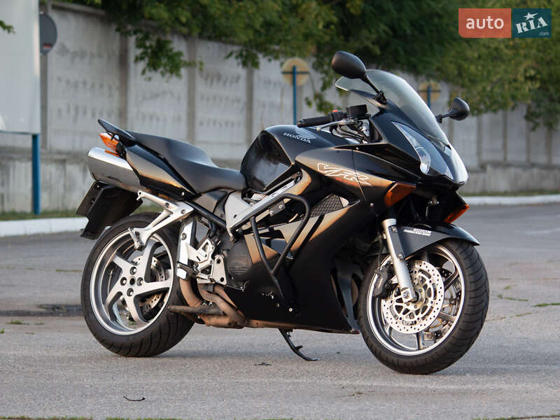 Мотоцикл Спорт-туризм Honda VFR 800 2003 в  фото Мотоцикл Спорт-туризм Honda VFR 800 2003 в