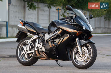 Мотоцикл Спорт-туризм Honda VFR 800 2003 в  Мотоцикл Спорт-туризм Honda VFR 800 2003 в