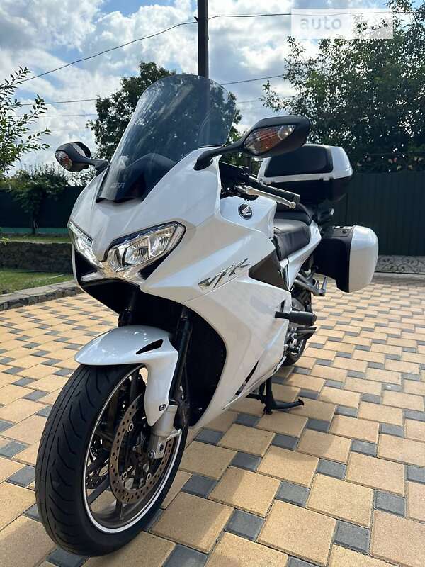 Мотоцикл Спорт-туризм Honda VFR 800F Interceptor 2016 в 