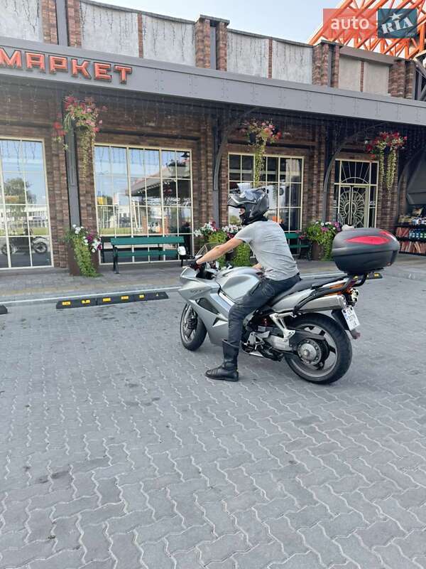 Мотоцикл Спорт-туризм Honda VFR 800F Interceptor 2004 в 