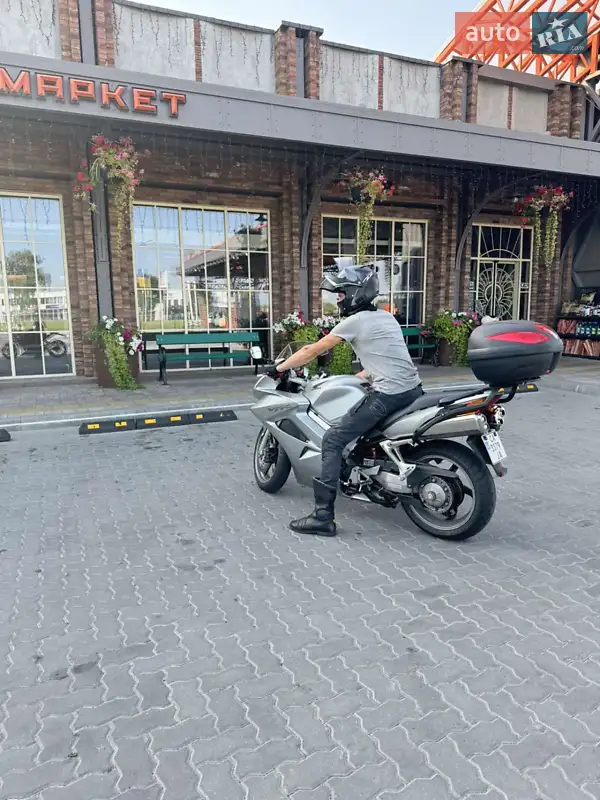 Мотоцикл Спорт-туризм Honda VFR 800F Interceptor 2004 в 