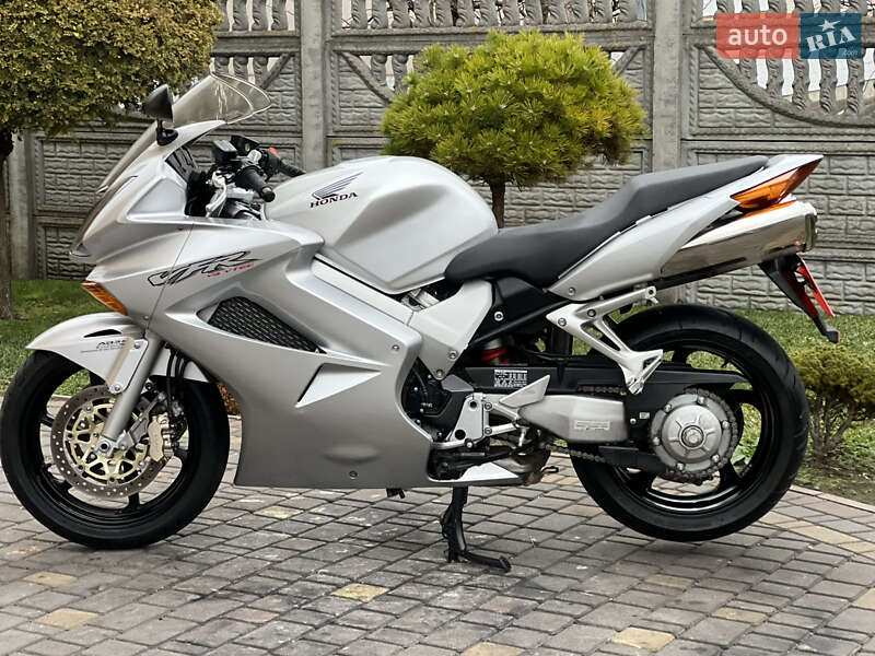 Мотоцикл Спорт-туризм Honda VFR 800F Interceptor 2002 в Буську