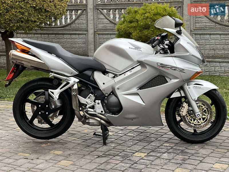 Мотоцикл Спорт-туризм Honda VFR 800F Interceptor 2002 в Буську