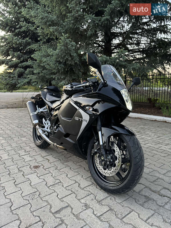 Мотоцикл Спорт-туризм Hyosung GT 650R 2013 в 